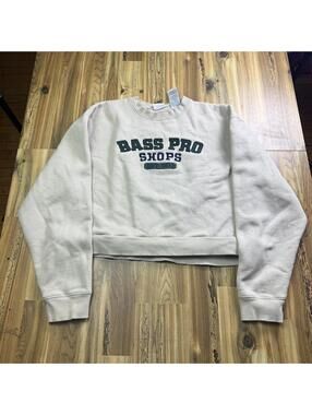 Bass Pro Shops cream crewneck sweatshirt